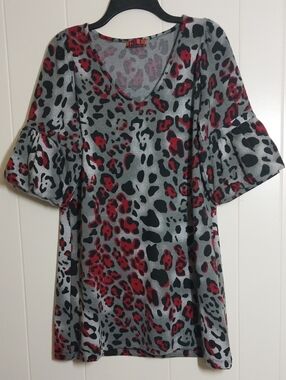 Isle Apparel Animal Print Tunic Top Medium
